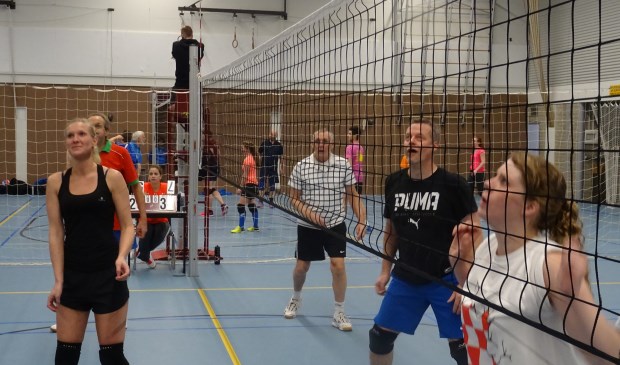 Geconcentreerd volgen de spelers de bal.