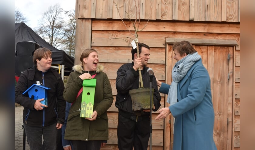 De eerste boom voor een Plukdoolhof op het terrein van de Schaapskooi.