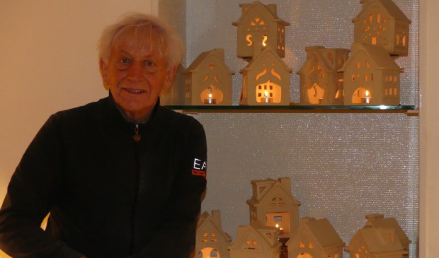 Philipp bij zijn populaire keramische huisjes.