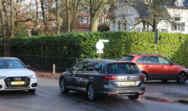 Het College beijvert zich in het verbeteren van het zicht op de kruispunten, zoals deze bij de Bilderdijklaan.