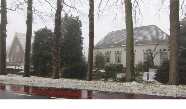 Links Gemeentelijk monument Dorpsweg 117 en rechts Rijksmonument De IJzeren Mortier (119).
