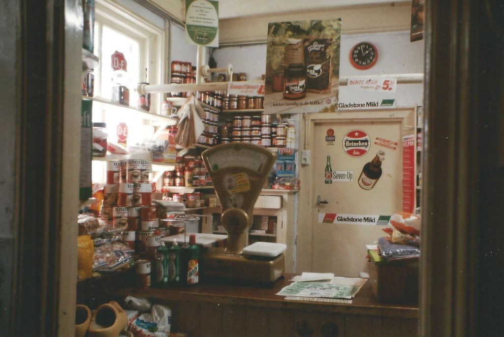 De laatste foto van het interieur van het winkeltje, gemaakt door de heer A.L. Zwart.