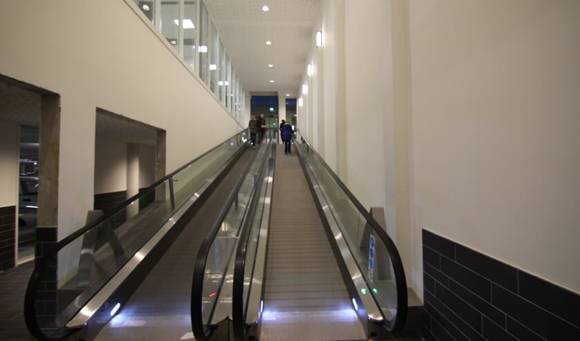 Het nieuwe gedeelte van de parkeergarage is met een roltrap verbonden met het nieuwe winkelgedeelte.
