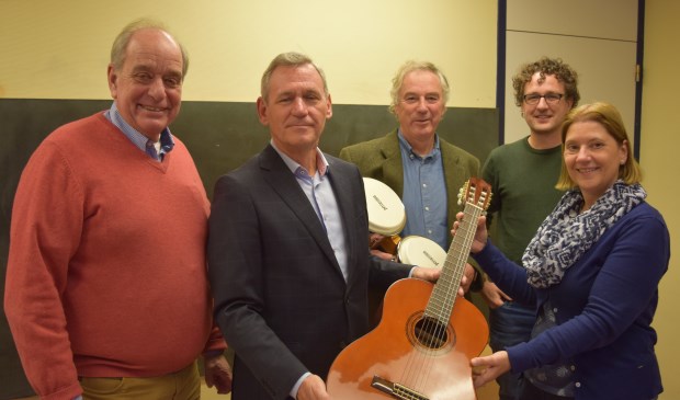 Als symbool voor muzieklessen overhandigt Rotary De Bilt een gitaar aan de Berg en Bosch school in Bilthoven .