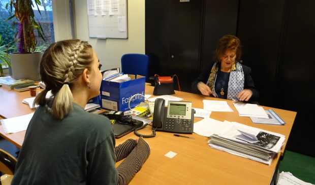 De leerlingen oefenen met een lid van de Rotary een sollicitatiegesprek.