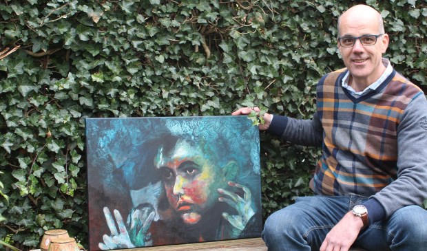Marcel Hermens met één van zijn werken 'Vluchteling'.