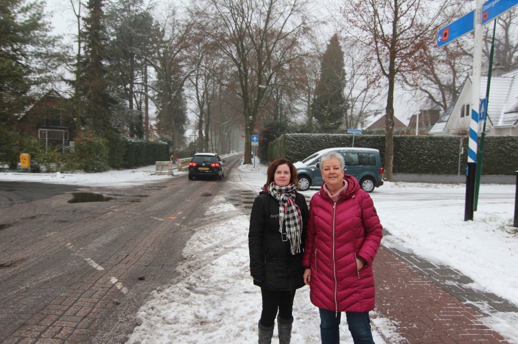 Gerda Hoekstra en Hetty Loeb op de kruising Jan Steenlaan en Rembrandtlaan.