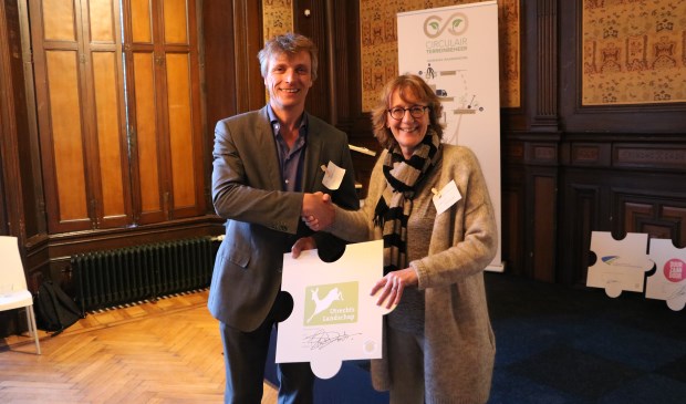 Directeur-rentmeester Saskia van Dockum overhandigt de getekende intentieverklaring aan Dirk-Siert Schoonman, voorzitter van de Biomassa Alliantie Ambassadeursgroep