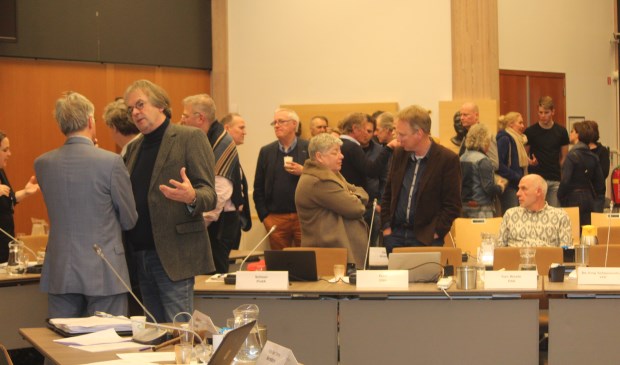Tijdens de schorsing wordt druk overleg gevoerd.