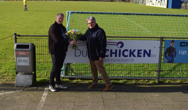 Het aan de Industrieweg gevestigde Dutch Chicken steunt SVM als bordsponsor.