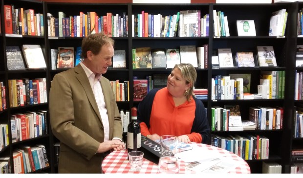 Ike Bekking bedankt schrijver/dichter Tjardus van Citters voor zijn boekpresentatie, afgelopen zondagmiddag in de Bilthovense Boekhandel.