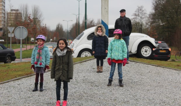 Van voor naar achter Malou, Senna, Laura en Zoë waren allen naar de rotonde op de Groenekanseweg bij het industrieterrein (een karakteristieke kleine rotonde waar het fietsverkeer in twee richtingen toegestaan is) gekomen.