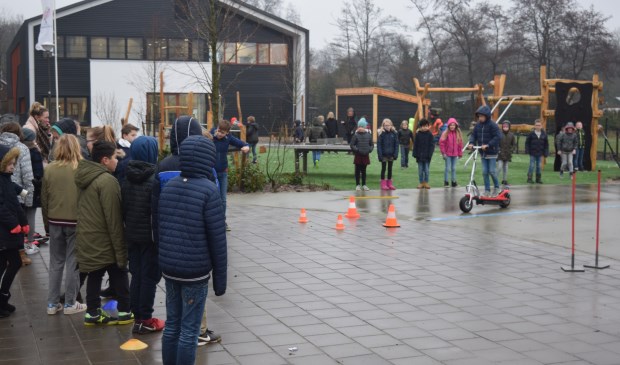 Met 15 km/u scheuren over het schoolplein.