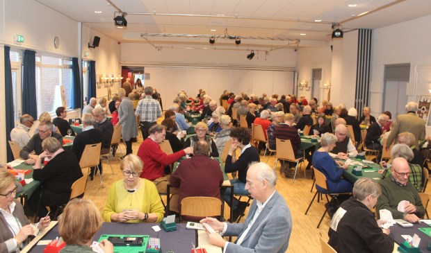 Vanaf 13.00 uur druppelden de eerste deelnemers al binnen. In de verbouwde Vierstee (toneelzaal) was er plaats voor 30 tafeltjes en 120 stoelen en deelnemers.