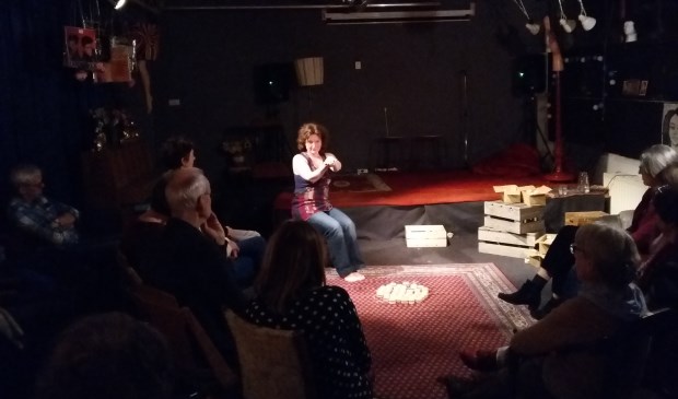 Esther Kornalijnslijper tijdens haar 'vertelvoorstelling' in het Weeshuis van de Kunst.