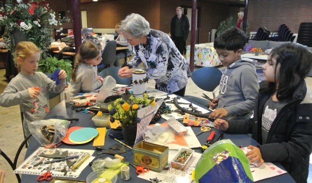 Kinderen vermaken zich uitstekend in het Repair Café en aan de knutseltafel van Truus.