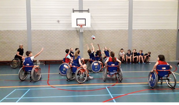 Praktisch rolstoelbasketbalonderwijs.