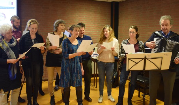 Na de certificaatuitreiking zingen de deelnemers het Budgetkringlied.