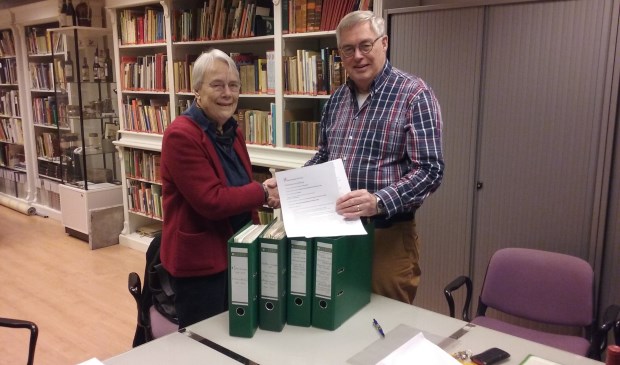 Fieke Faber overhandigt het archief aan Paul Meuwese van de Historische Kring.