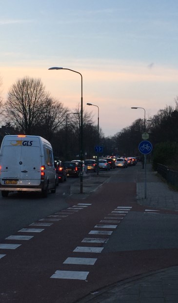 De Groenekanseweg wordt het maximum aantal verkeersbewegingen tijdens de avondspits ruim overschreden.