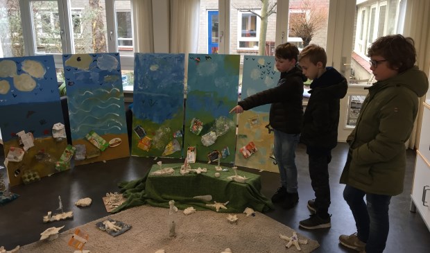 Leerlingen bekijken de MLKing versie van panorama Mesdag. Hierbij is de relatie gelegd tussen de Gouden Eeuw en de tijd waarin wij nu leven.