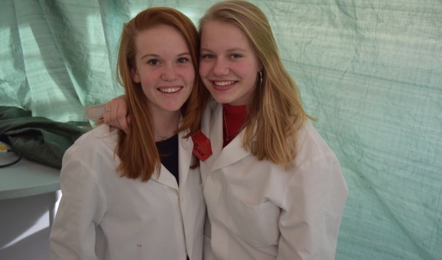 Frederique (l) en Nienke (r) organiseerden met hun team de Escape Room op HNL.