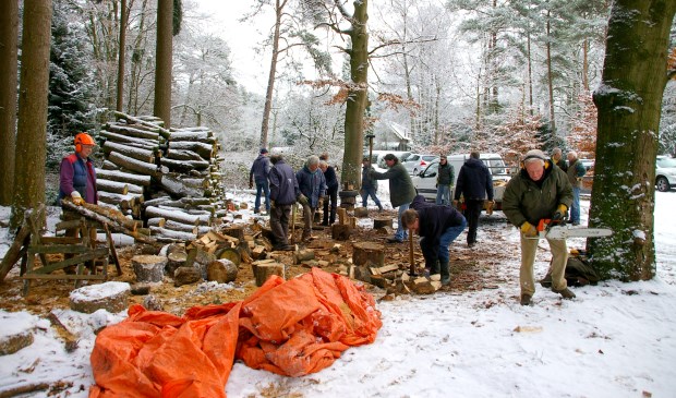 Van oktober tot en met april hakken Lions Club leden er op los bij het huis van de boswachter in het Ridderoordse Bos.