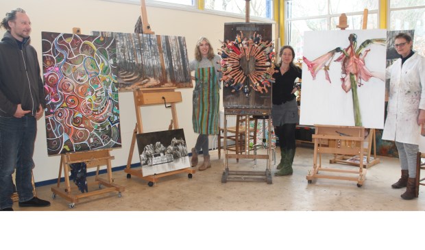 Kunst in het oude gymzaaltje van de Jan Ligthartschool. V.l.n.r. Bas, Mariëlle, Hedy en Rita.