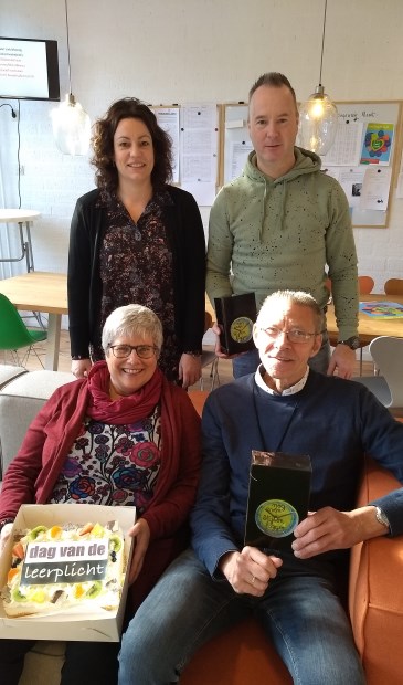 De leerplichtambtenaren brachten een bezoek aan Aeres VMBO Maartensdijk en trakteerden de winnende afdeling op gebak. Op de foto: Tessa Faas (leerplichtambtenaar), Remco Menses (conciërge), Anneke Voorhorst-van Staa (absentie-administratie) en Jaap van der Veer (verzuimcoördinator).