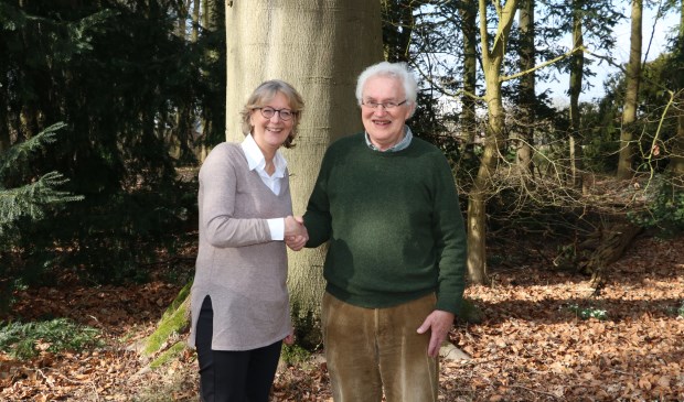 Fred Alleijn (Hart voor Groen) draagt het natuurgebied over aan Saskia van Dockum (Utrechts Landschap)