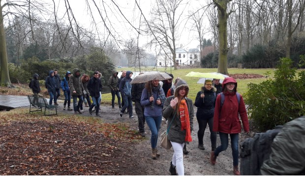 In verschillende groepen 'verkenden' de studenten het landgoed, alvorens zij hun opdracht konden uitvoeren.