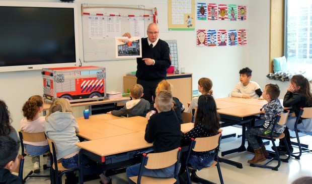 Kinderen van Wereldwijs luisteren aandachtig naar brandweerman Bram de Rijcke VRU) was donderdag op basisschool Wereldwijs.