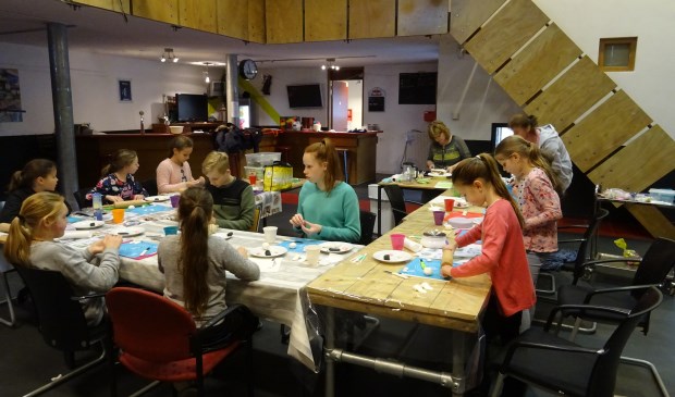 Geconcentreerd en met veel plezier werken de kinderen aan de paastaart. Iedereen wil graag een mooie taart mee naar huis nemen aan het eind van de les.