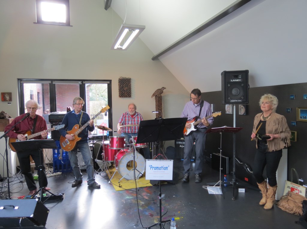 In Galerie Mi in Bilthoven, Beethovenlaan 13 trad de band Promotion op met zangeres Anneke Iseger. De band bracht een programma met blues, countryrock en ballads uit de jaren ’60 en ’70. In het pand werd ook werk getoond van diverse beeldende kunstenaars.