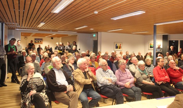 Grote belangstelling levert een volle zaal op.