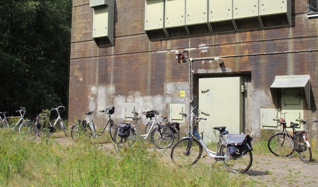 Er is onder de fietsers veel belangstelling voor deze bunker.