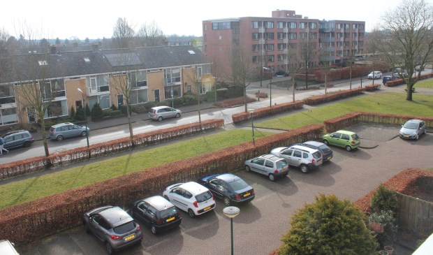 Voor de bewoners van de Vijverhof komt de inzamelcontainer aan de overzijde van de Alfred Nobellaan; deze locatie deelt men met de appartementencomplexen aan de overzijde (foto genomen vanuit het appartement van een bewoner van de Vijverhof).