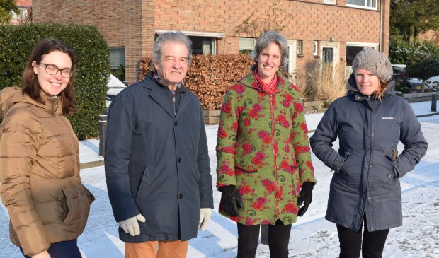 Helga Konijnenberg, wethouder Ebbe Rost van Tonningen, Tine Boerjan en Maria Boersma hopen dat meerdere wijken in gemeente De Bilt hun voorbeeld volgen