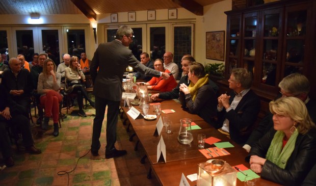 Gespreksleider Huub Elders wilde alles weten over het verkiezingsprogramma van de fractieleiders.