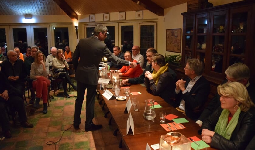Gespreksleider Huub Elders wilde alles weten over het verkiezingsprogramma van de fractieleiders.