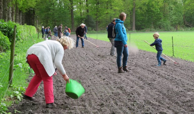 Zaterdag werd er een uit meer dan 20 'soorten' samengesteld zaaimengsel aan de akkerranden van een gerstakker langs de Eikensteeg ingezaaid.