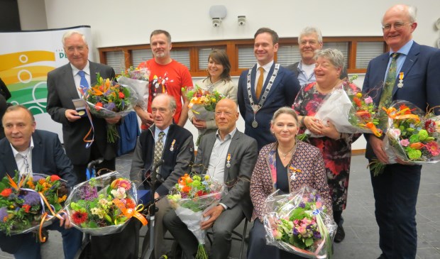 De vertrekkende raadsleden worden ook nog in de bloemetjes gezet.