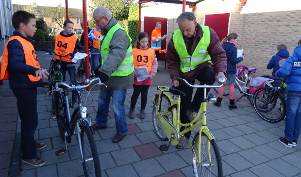 Keuring door het Technisch Team voorafgaand aan het verkeersexamen.
