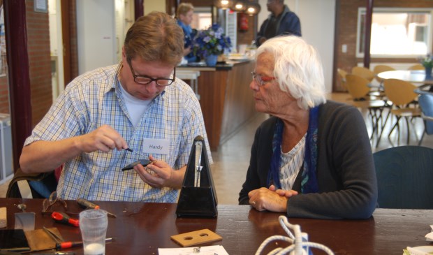 De reparatie van de metronoom.