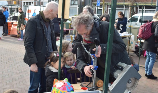 Kinderen konden een bijenhotel maken op de markt.