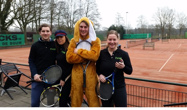 Op de foto de jeugdige organisatoren Tara, Myrthe, Stan en Jilles.