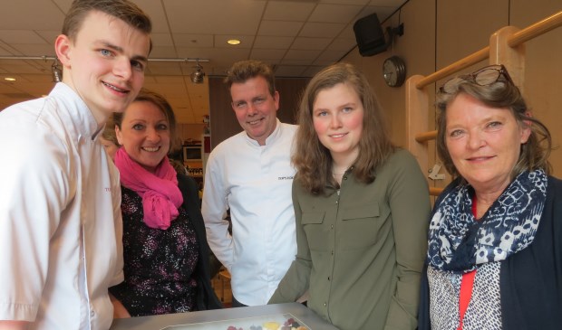 Tom en Elise zijn van de vierde generatie van Top’s Edelgebak en hebben bij juf Jacqueline in de klas gezeten. Zij boden haar een grote taart met foto aan.