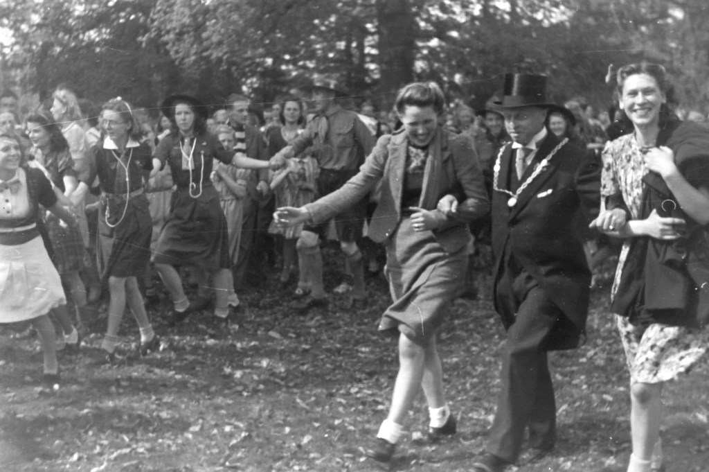 Op 8 mei 1945 was er feest voor Jagtlust. Burgemeester Van den Borch maakt een vreugdedansje met twee Biltse schonen. (foto uit boek Bernard Schut)