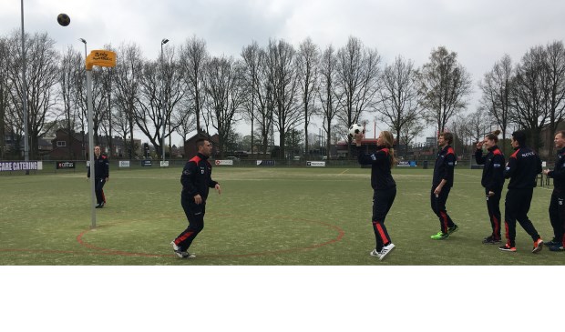 Nova 1 in nieuwe trainingspakken neemt deel aan de warming up.