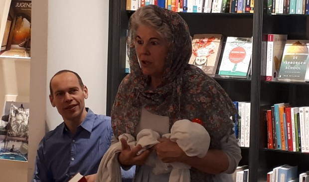 De spelers Jochem Tims en Tonneke van der Sluijs verrassen het publiek bij Bouwman Boeken.